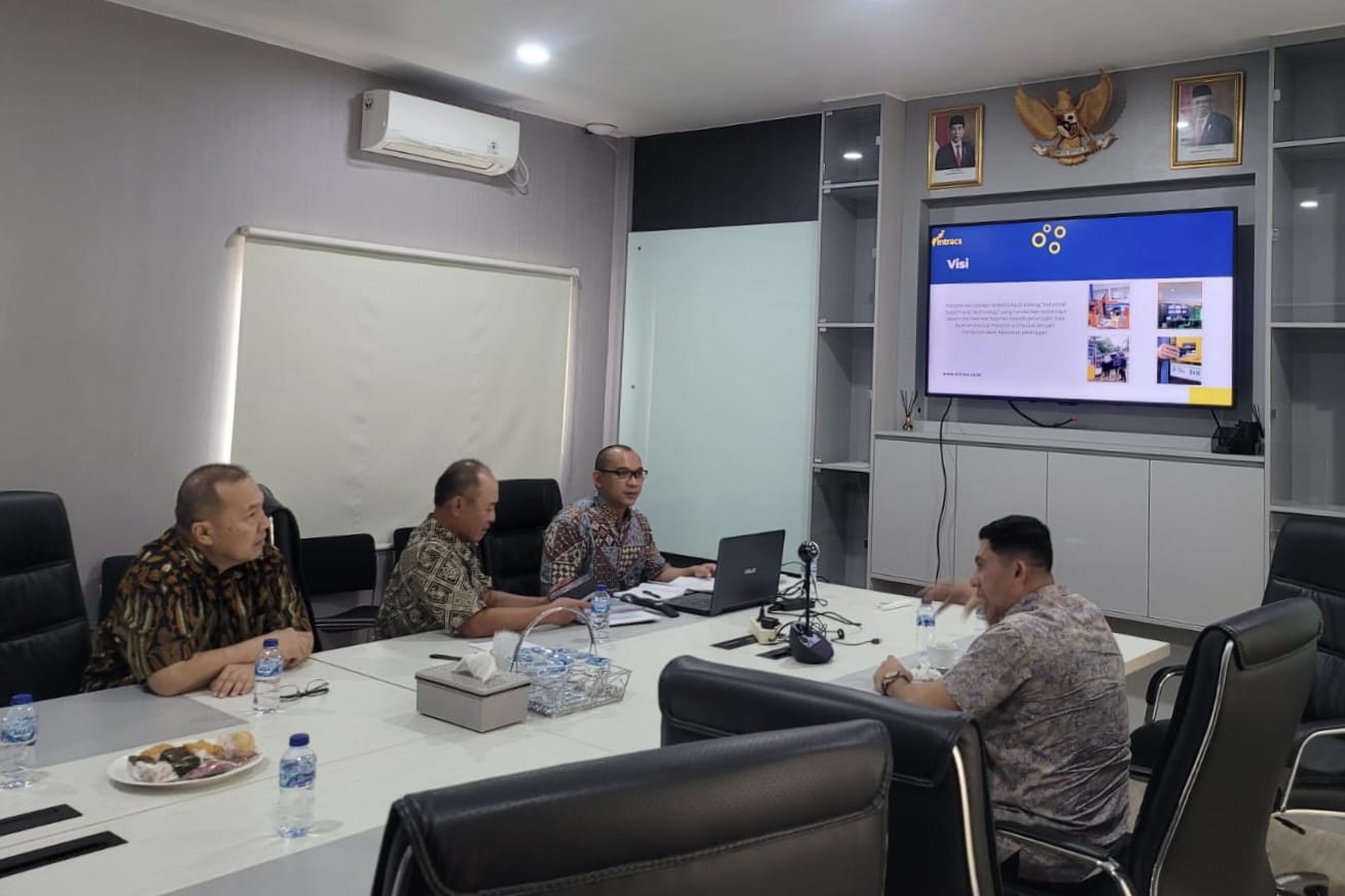 Kadishub Banda Aceh Wahyudi saat bertemu dengan PT Module Intracs Yasatama dan PT LG Medan, terkait penerapan bayar parkir tepi jalan di Banda Aceh secara non tunai dan memakai Scan Barcode