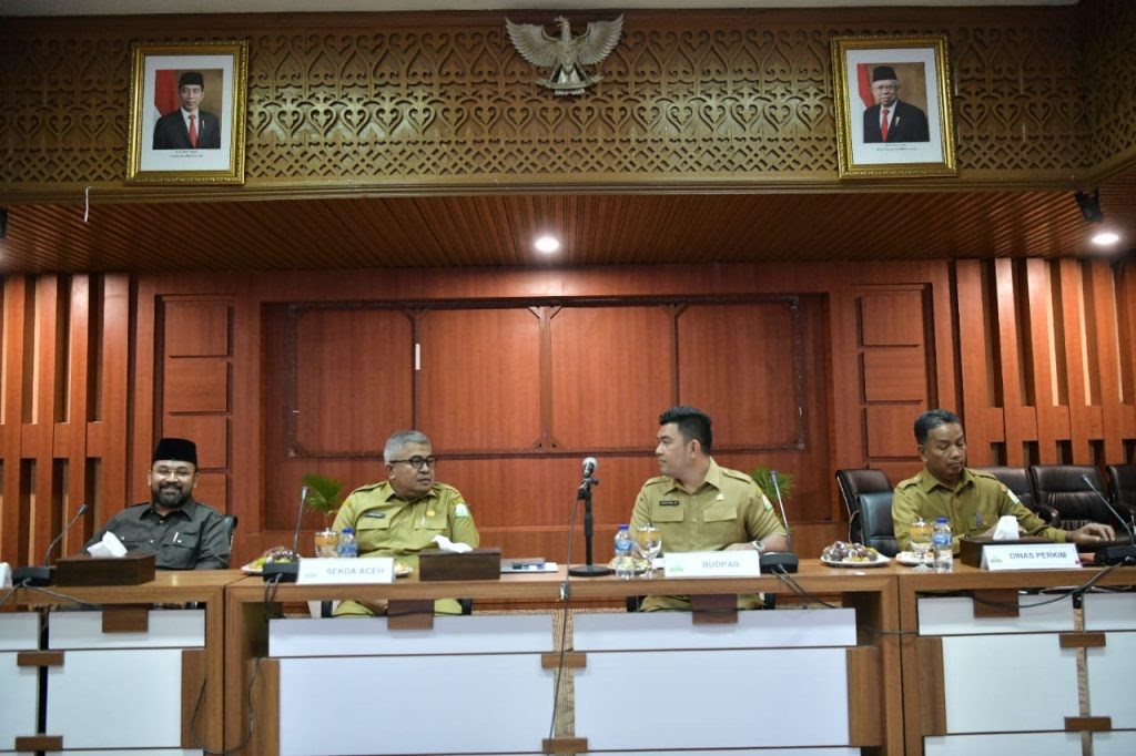 Sekda Aceh Bustami Hamzah bersama Plt Ketua MAA Tgk Yusdedi didampingi Kadisbudpar Aceh Almuniza Kamal dan Kadis Perkim Aceh Muhammad Adam menggelar Rapat Koordinasi PKA 8 dengan Sekda Kabupaten/Kota se-Aceh di Ruang Serbaguna Setda Aceh, Senin (19/6)