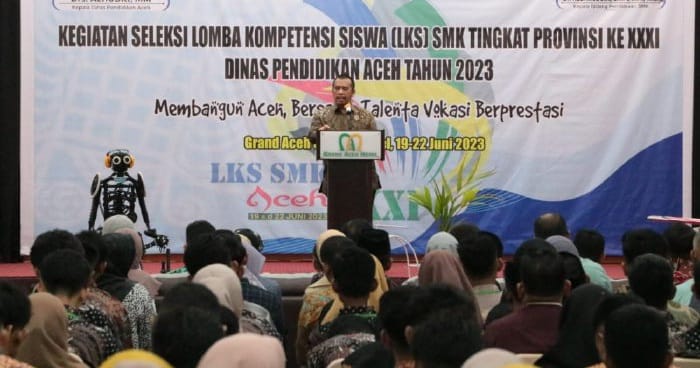 Plh Kadis Pendidikan Aceh Asbaruddin membuka LKS SMK Tingkat Provinsi Aceh tahun 2023, Senin malam (19/6)