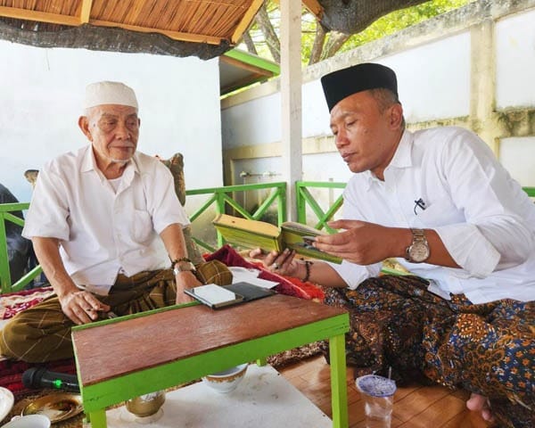 Guru Besar Ilmu Tasawuf UIN Sunan Ampel Surabaya Prof Dr Rubaidi MAg (kanan) bersama Abuya Syekh H Amran Waly Al-Khalidi