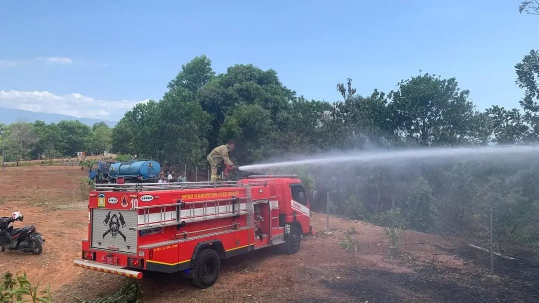 Lahan yang berada di area TPA di kawasan Blang Bintang seluas satu hektar terbakar pada Rabu siang (21/6)