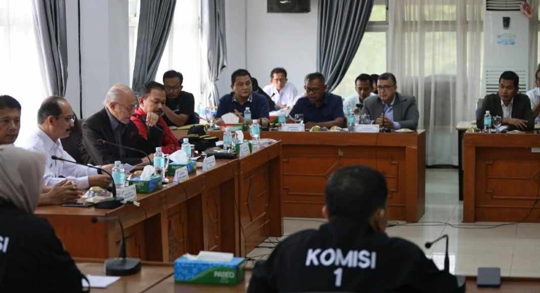 Wali Nanggroe Aceh Malik Mahmud Al Haythar saat pertemuan antara Forkopimkab Aceh Tamiang, masyarakat Desa Sungai Iyu dan PT Rapala, di Ruang Rapat DPRK, Rabu 21 Juni 2023