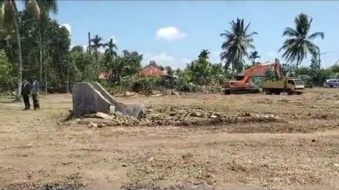Penghancuran sisa bangunan Rumoh Geudong di Gampong Bilie Aron Kecamatan Geulumpang Tiga Kabupaten Pidie dilakukan menjelang kedatangan Presiden Joko Widodo pada 27 Juni nanti