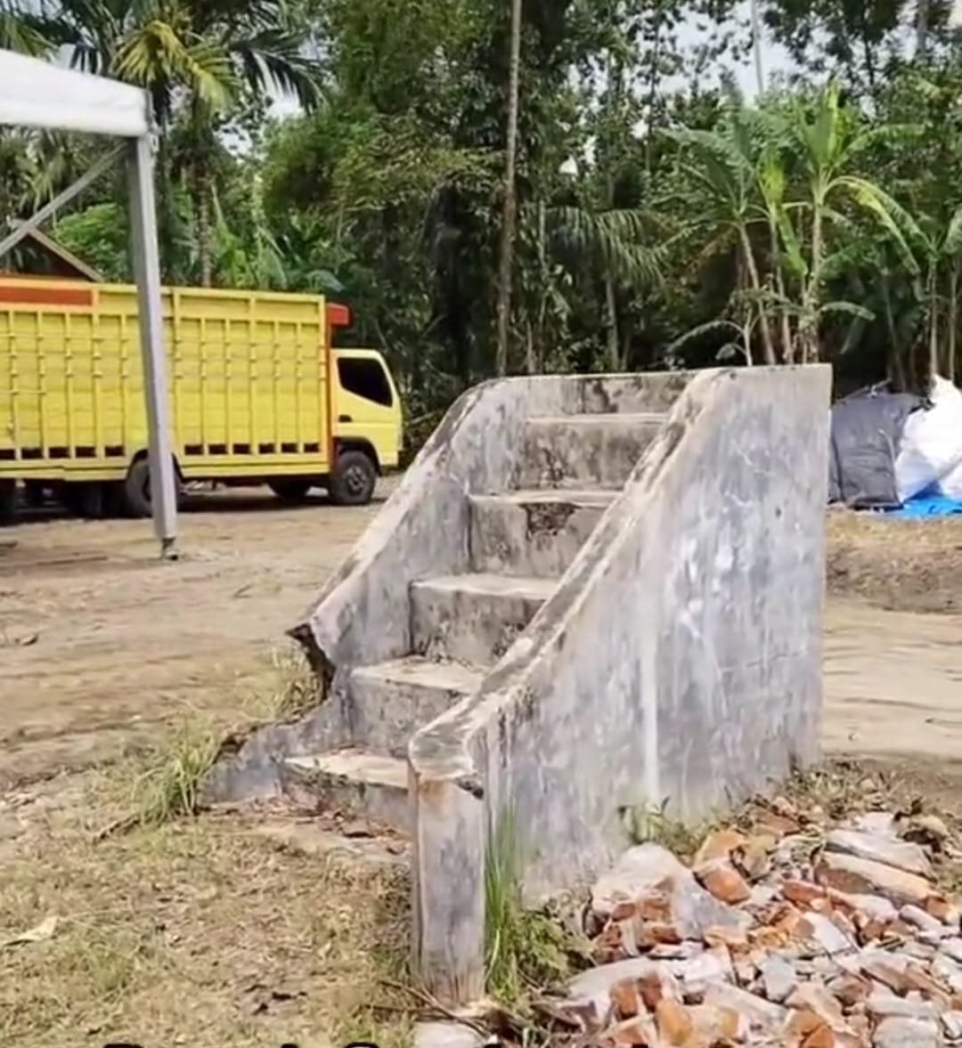 Sisa bangunan Rumoh Geudong di Gampong Bilie Aron Kecamatan Geulumpang Tiga, Pidie yang dijadikan lokasi penyiksaan dan pembunuhan warga Aceh masa konflik Aceh telah dirobohkan diratakan