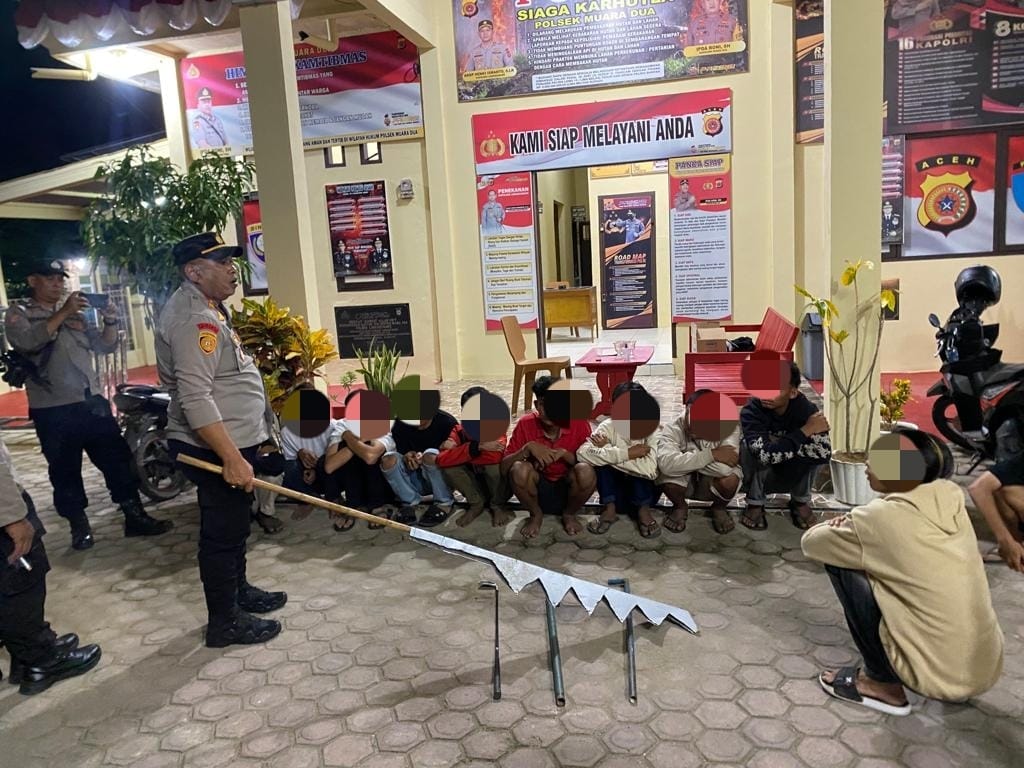 Polisi mengamankan sekelompok remaja dan barang bukti senjata tajam di terminal bus Desa Meunasah Mee, Kecamatan Muara Dua, Lhokseumawe, Ahad dinihari (25/6)