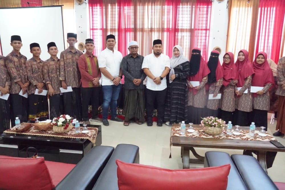 Pj Bupati Aceh Besar Muhammad Iswanto didampingi Pj Ketua TP-PKK Aceh Besar Cut Rezky Handayani foto bersama para kafilah Aceh Besar peraih Juara Umum MQK III se-Aceh 2023 di Aula Dekranasda Aceh Besar, Gampong Gani, Ingin Jaya, Ahad (25/6)