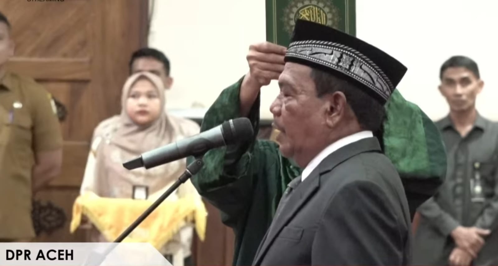 Wakil Ketua I DPRA Dalimi melantik Asmauddin menjadi Anggota DPRA dalam rapat paripurna di Gedung Utama DPRA, Senin, 26 Juni 2023