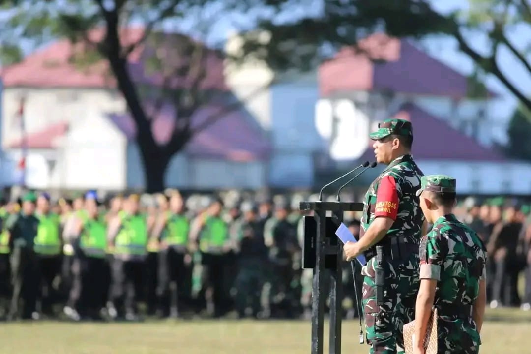 Danrem 011/Lilawangsa Kolonel Kav Kapti Hertantyawan, Senin (26/6) memimpin apel gelar pasukan pengamanan kunjungan Presiden Jokowi yang diikuti 1.700 personel dari TNI-Polri beserta instansi lainnya, di lapangan sepak bola Beureunuen Kecamatan Mutiara, Pidie