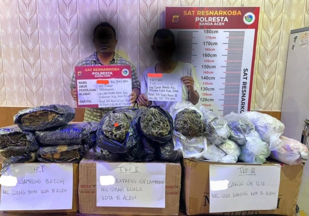 Satresnarkoba Polresta Banda Aceh berhasil menangkap dua pelaku pengirim ganja melalui ekspedisi di Kota Banda Aceh tujuan Jakarta