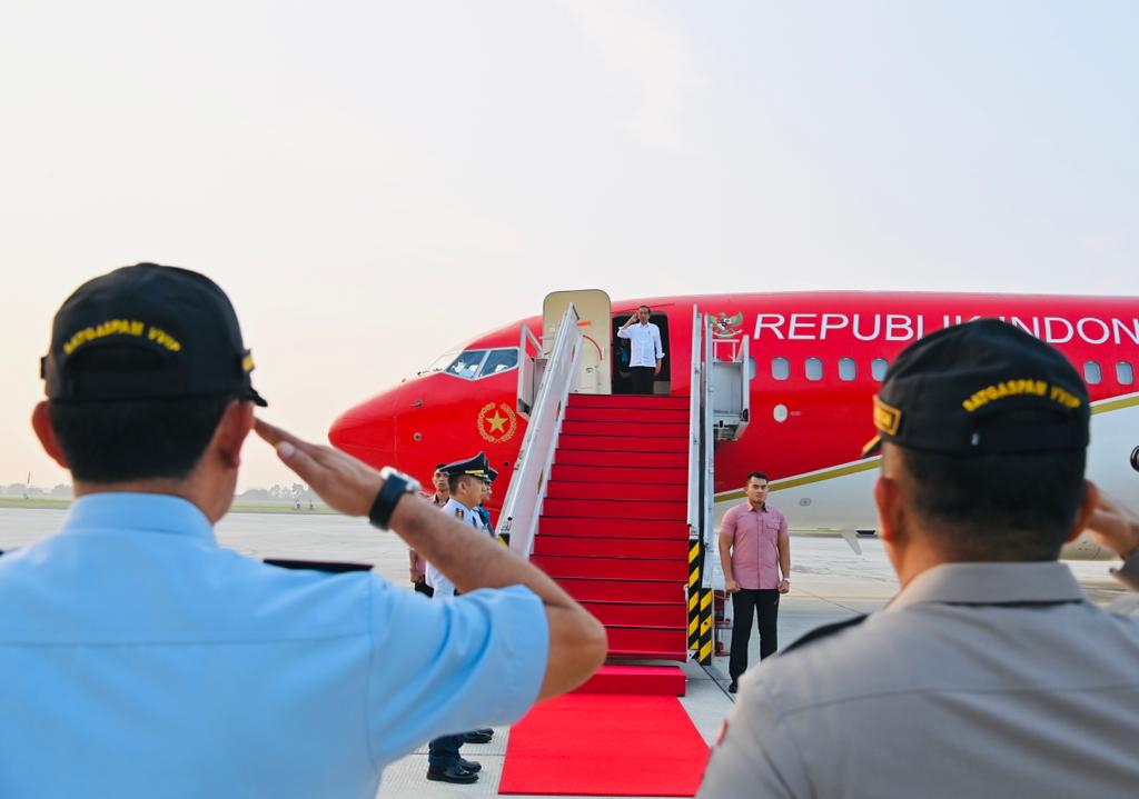 Presiden Jokowi saat lepas landas menuju Aceh dengan menggunakan pesawat Kepresidenan Indonesia-1 sekitar pukul 06.40 WIB dari Lanud Halim Perdanakusuma, Jakarta Timur, Selasa pagi (27/6). Foto: Dok. Sekretariat Presiden