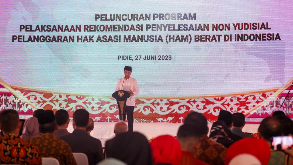 Presiden Joko Widodo saat memberikan sambutan pada Peluncuran Program Pelaksanaan Rekomendasi Penyelesaian Non Yudisial Pelanggaran HAM Berat di Indonesia, di Rumoh Geudong, Pidie, Selasa (27/6)