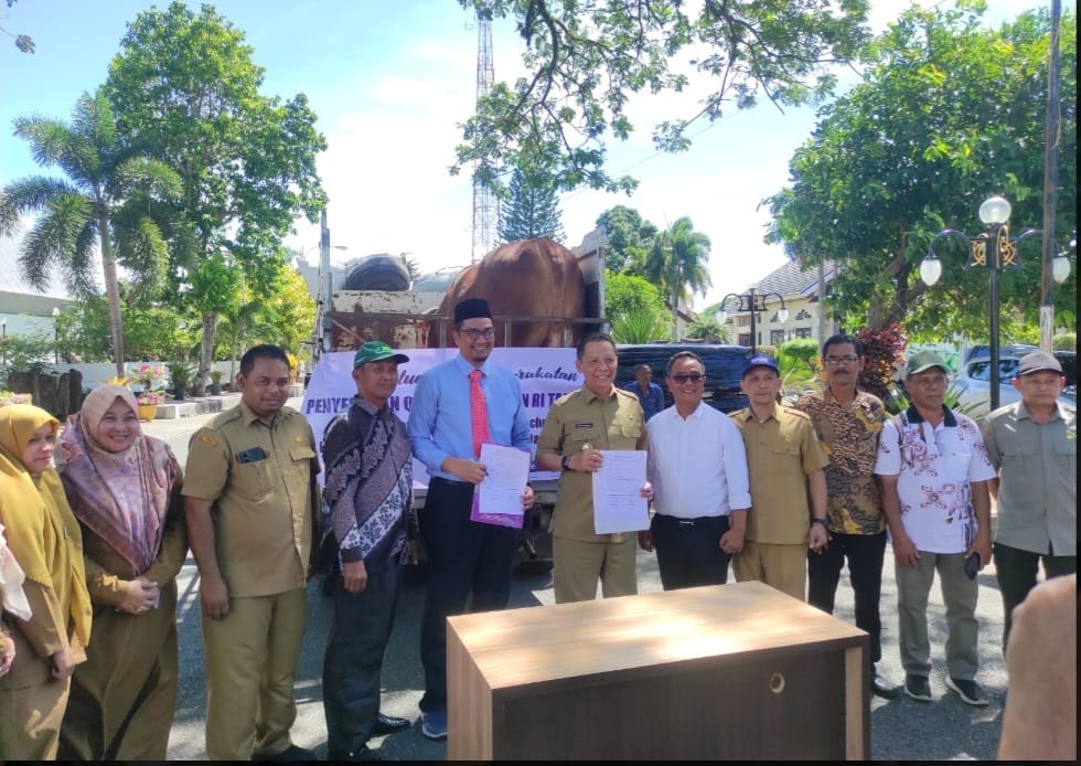 Pj Bupati Aceh Singkil Marthunis menerima sapi kurban dari Presiden Jokowi yang diserahkan melalui Pj Gubernur Aceh Achmad Marzuki, di Banda Aceh Senin, 26 Juni 2023
