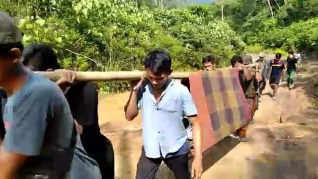 Warga di pedalaman Aceh Timur tepatnya di Gampong HTI Ranto Naru Kecamatan Simpang Jernih, terpaksa menandu seorang warga yang sedang sakit untuk dibawa berobat ke rumah sakit