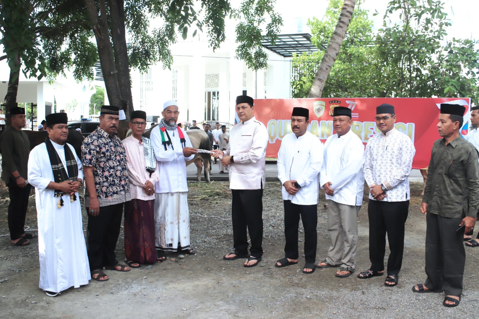 Kapolda Aceh Irjen Pol Ahmad Haydar menyerahkan sejumlah hewan kurban kepada masyarakat dalam rangka Hari Raya Idul Adha 1444 Hijriah di halaman Masjid Babuttaqwa Polda Aceh, Kamis (29/6)