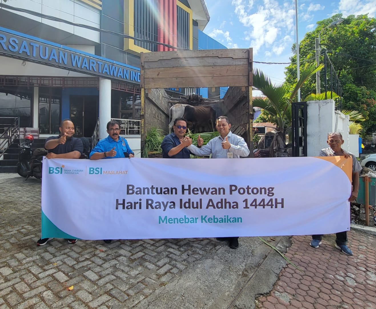 Stakeholder Management & Media Relation Officer BSI Regional 1 Aceh, Saifullah menyerahkan hewan potong berupa seekor sapi kepada PWI Aceh