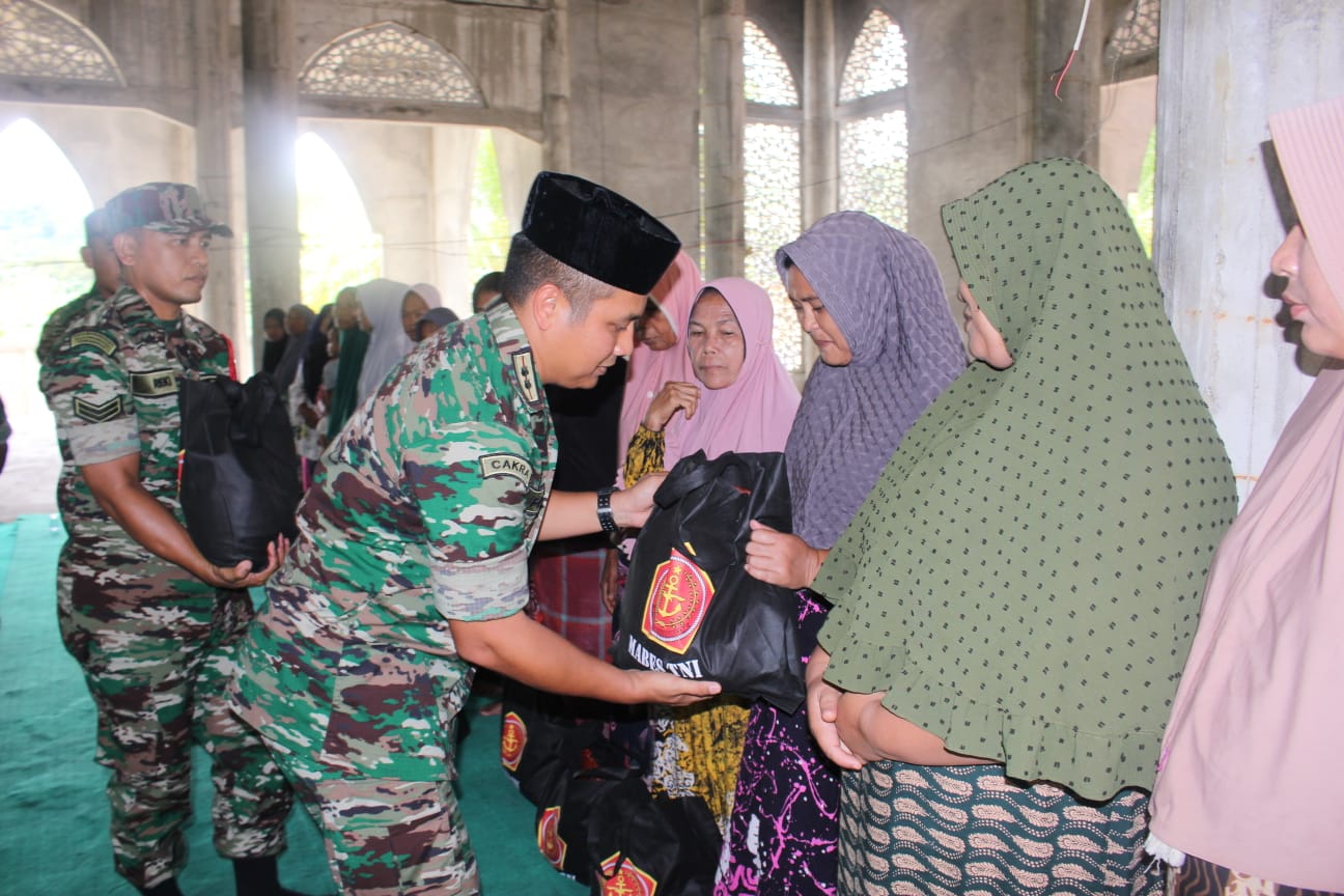 Dandim 0107/Aceh Selatan Letkol Arh Helmy Ariansyah menyerahkan bantuan sembako kepada masyarakat Gampong Jambo Keupok Kecamatan Kota Bahagia, Jum'at (30/6)