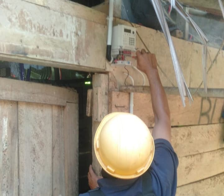 PLN Aceh bantu penyambungan listrik gratis peduli masyarakat kurang mampu di Sawang, Aceh Utara