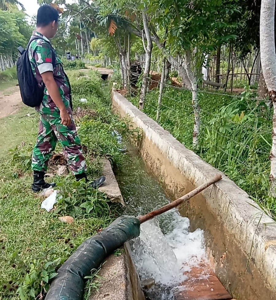 Prajurit TNI menyedot air dari kolam Rindam IM Mata Ie untuk membantu mengatasi kesulitan warga yang sawahnya kekeringan di Kecamatan Darul Imarah, Aceh Besar