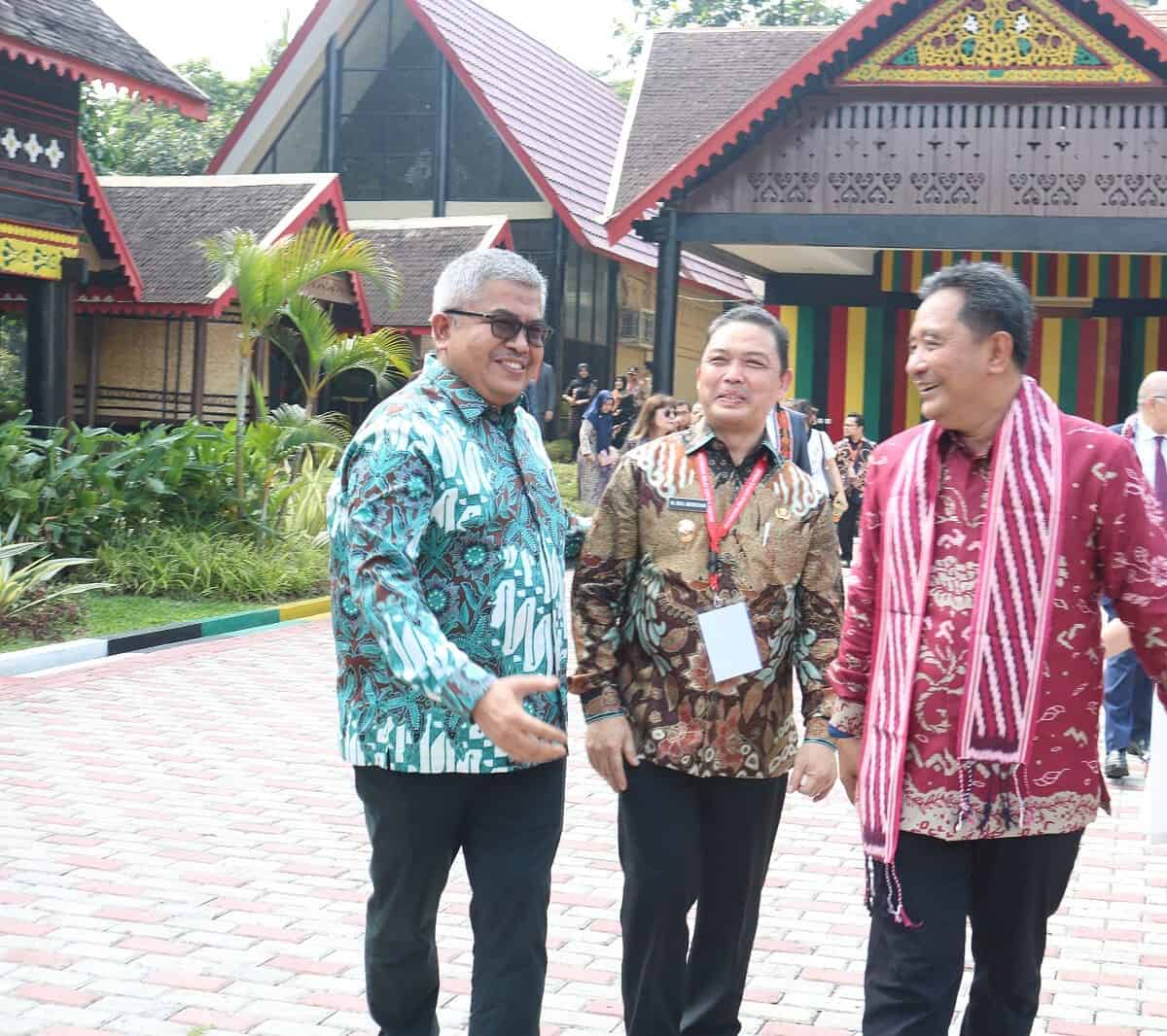 Sekda Aceh Bustami Hamzah bersama Dirjen Polpum Kemendagri Bahtiar serta perwakilan Duta Besar Negara Sahabat, mengunjungi Anjungan Aceh usai pembukaan acara Indonesia Maju Expo dan Forum 2023 di Taman Mini Indonesia Indah Jakarta, Kamis (1/6)