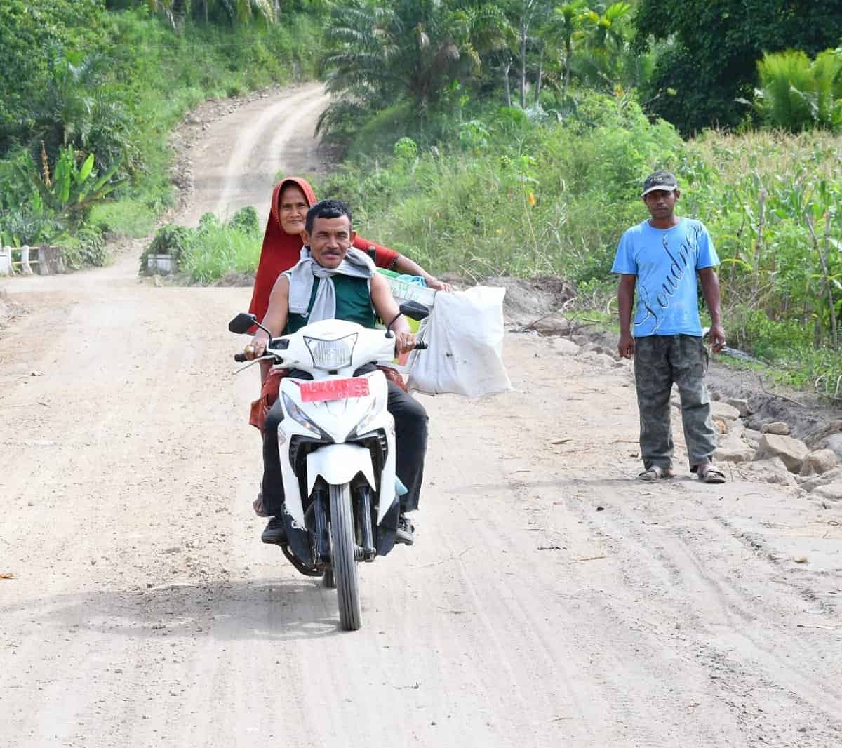 Pengerasan jalan oleh Satgas TNI Manunggal Membangun Desa (TMMD) ke-116 Kodim 0111/Bireuen di Desa Salah Sirong Jaya Kecamatan Jeumpa, pedalaman Kabupaten Bireuen