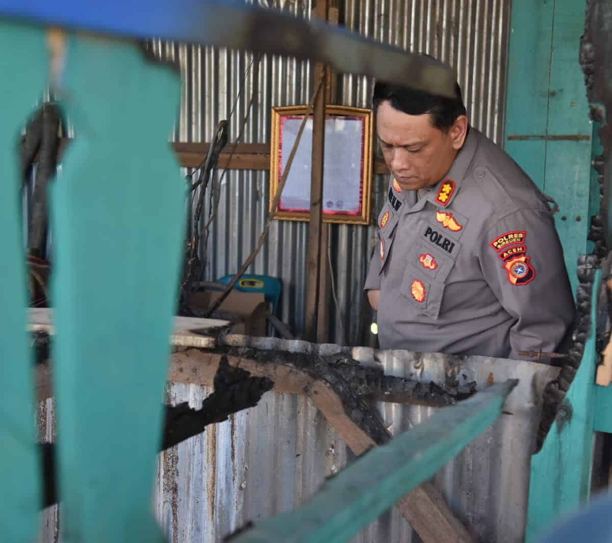 Kapolres Bireuen AKBP Mike Hardy Wirapaja berada di lokasi terbakarnya Balai Pengajian milik Muhammadiyah di Desa Sangso Kecamatan Samalanga
