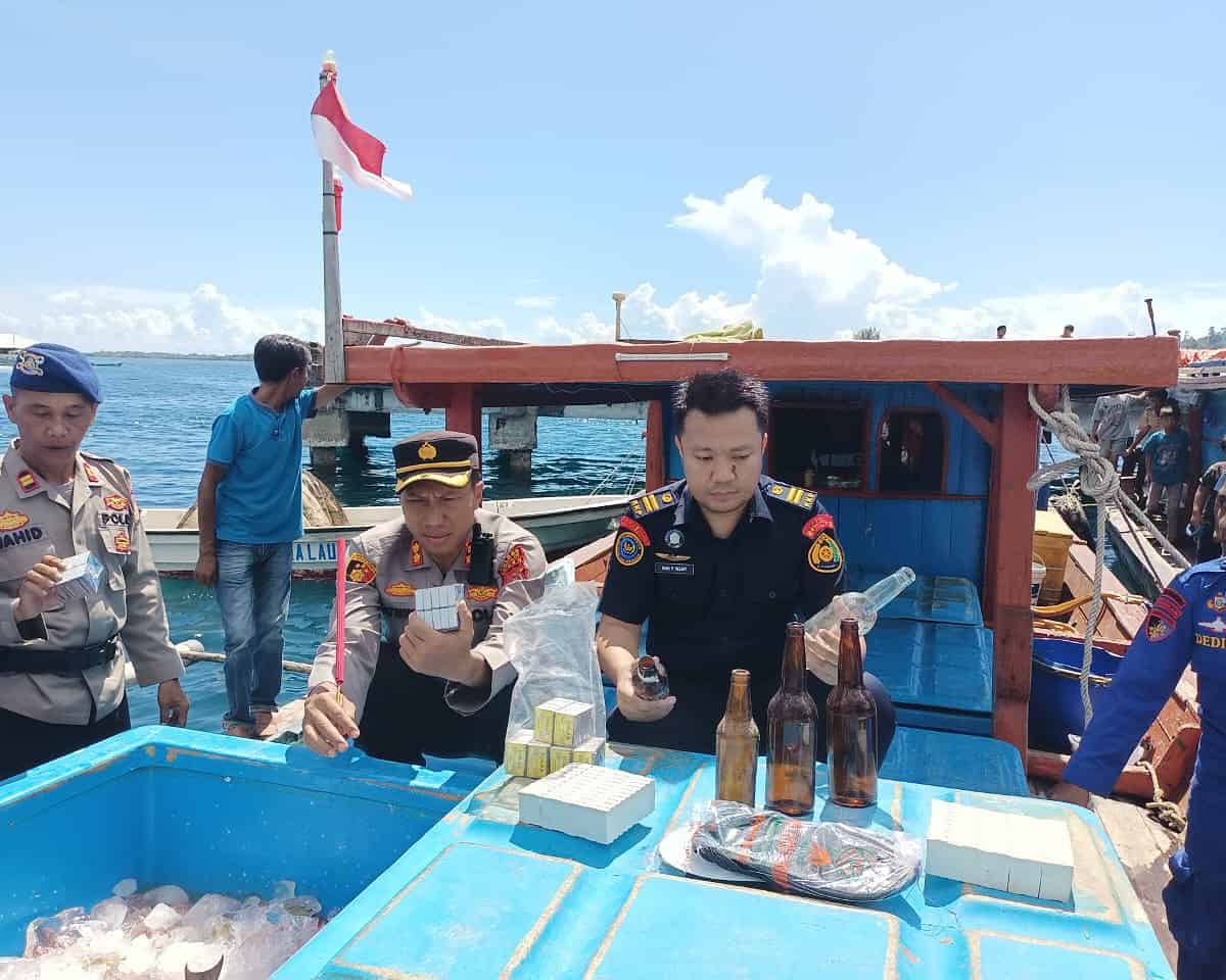 Tim Gabungan Polairud Polres Simeulue bersama PSDKP Lampulo menangkap kapal bom ikan di wilayah perairan Simeulue dan mengamankan 8 ABK kapal, Jum'at (9/6)