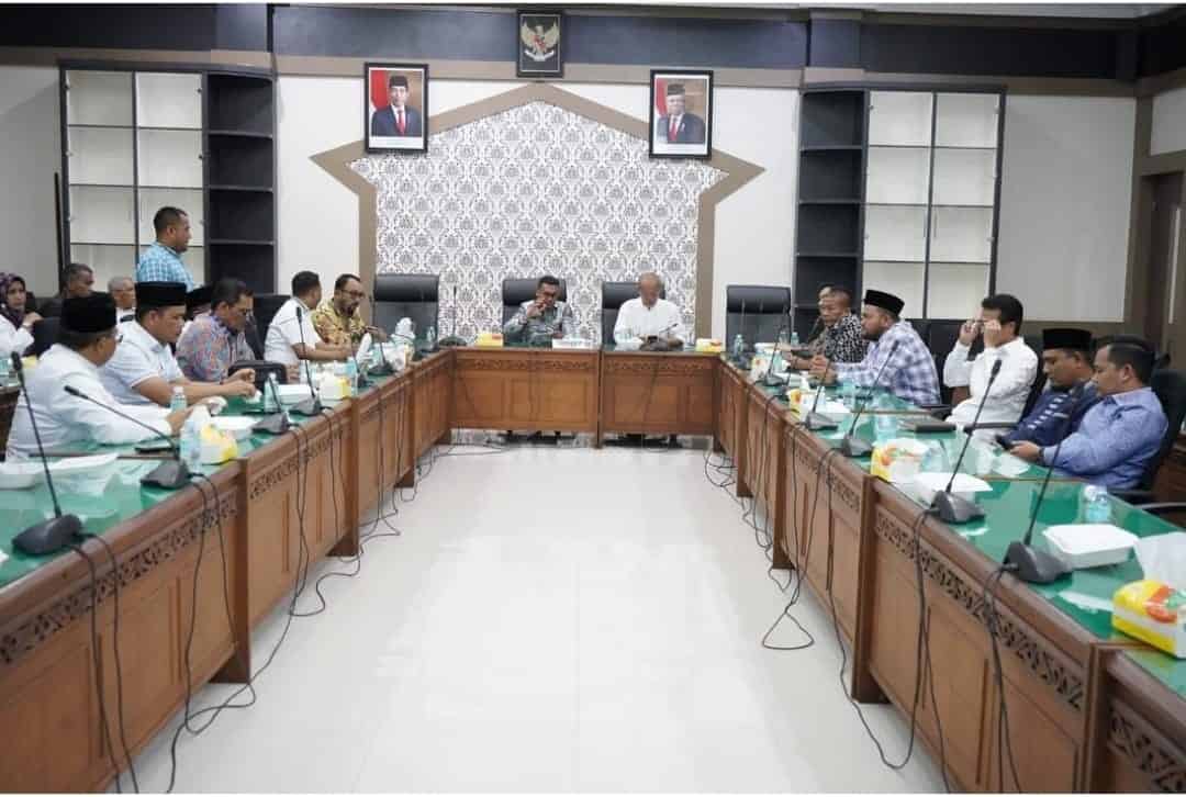Wakil Ketua III DPRA Safaruddin memimpin Rapat Bamus DPRA terkait usulan nama calon Pj Gubernur Aceh, Jum'at (9/6)