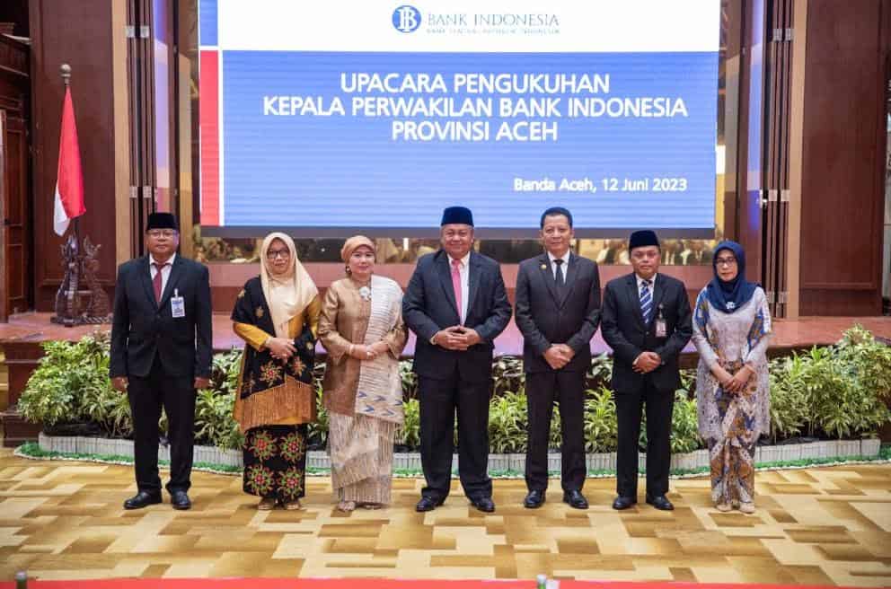 Gubernur BI Perry Warjiyo dan Pj Gubernur Aceh Achmad Marzuki, foto bersama usai pengukuhan dan serahterima jabatan Kepala Perwakilan BI Provinsi Aceh dari Achris Sarwani kepada Rony Widijarto Purubaskoro, di Anjong Mon Mata Banda Aceh, Senin (12/6)