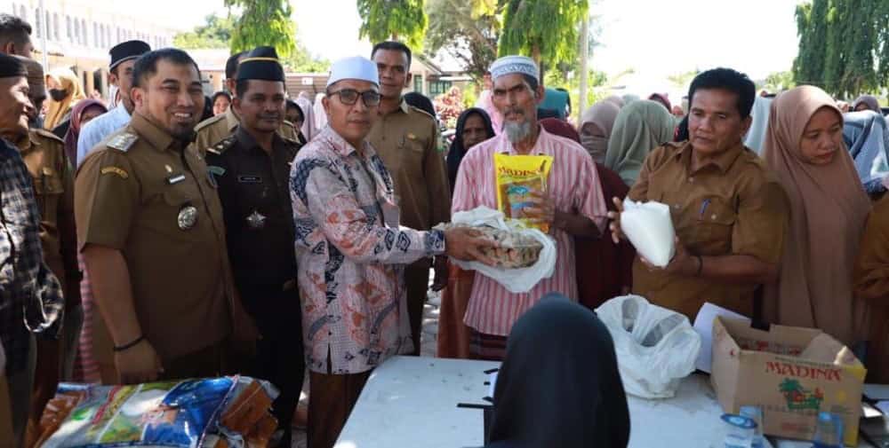 Pj Bupati Aceh Besar Muhammad Iswanto didampingi Forkopimda dan Kepala OPD Aceh Besar menyerahkan secara simbolis belanja pasar murah kepada masyarakat pada kegiatan pasar murah berkerjasama dengan Perum Bulog Aceh di halaman Masjid Abu Indrapuri, Aceh Besar, Senin (12/6)