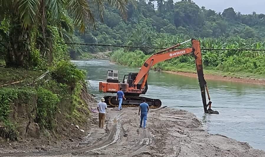 Personel Unit IV Subdit Tipidter Ditreskrimsus Polda Aceh menghentikan aktivitas tambang ilegal jenis galian C di aliran sungai Lae Kombih, Desa Pegayo, Kecamatan Simpang Kiri, Subulussalam