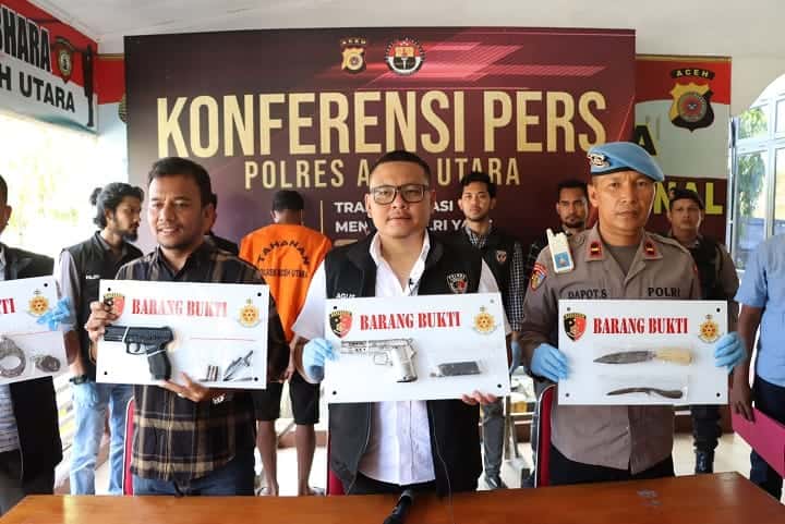 Satreskrim Polres Aceh Utara mengungkap kasus kepemilikan senjata api yang menjerat dua warga Geulanggang Baro Kecamatan Lapang, Aceh Utara yakni SB alias Mukim (32) dan H alias Ayah Moren (44)