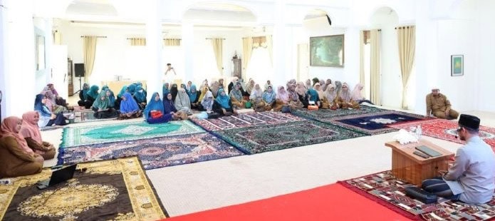 Tgk H Masrul Aidi Lc mengisi pengajian rutin yang dilaksanakan pengurus TP-PKK Kabupaten Aceh Besar di Meuligoe Bupati, Kota Jantho, Selasa siang (13/6)