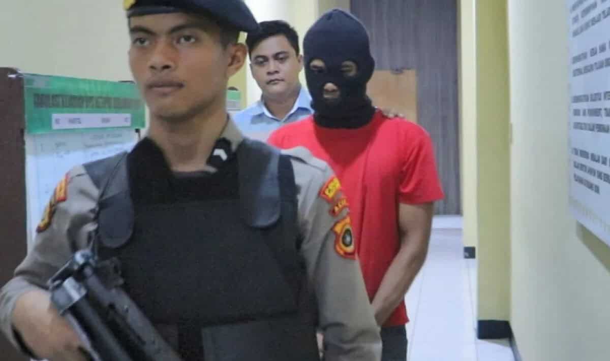 Pelaku pembakaran balai pengajian Dayah Darul Hikam, di Desa Ujong Drien, Kecamatan Meureubo, Aceh Barat ditangkap. Foto: tvOnenews.com