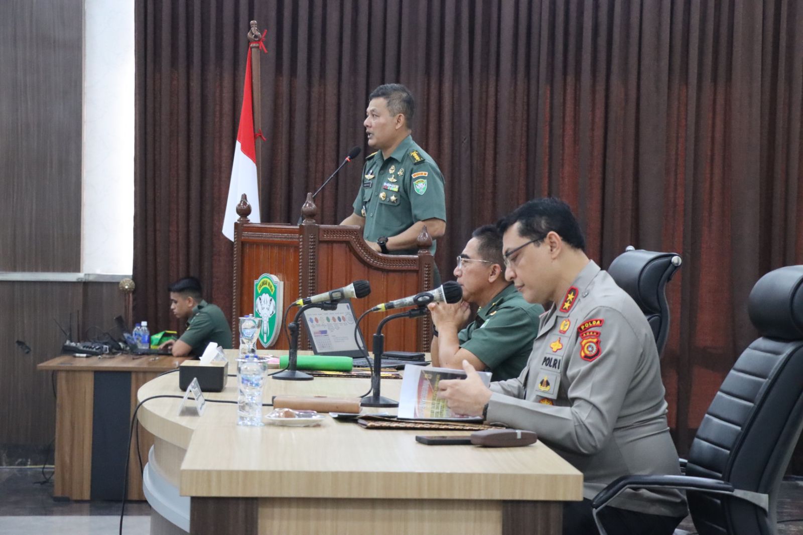 Kasdam IM Brigjen TNI Hadi Basuki didampingi Kapolda Aceh Irjen Pol Ahmad Haydar, Selasa (20/6) memimpin rapat koordinasi dalam rangka kunjungan kerja Presiden RI ke Aceh