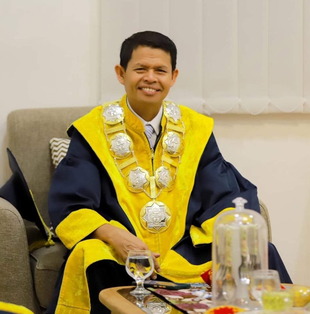 Rektor Universitas Teuku Umar Meulaboh Dr Ishak Hasan MSi