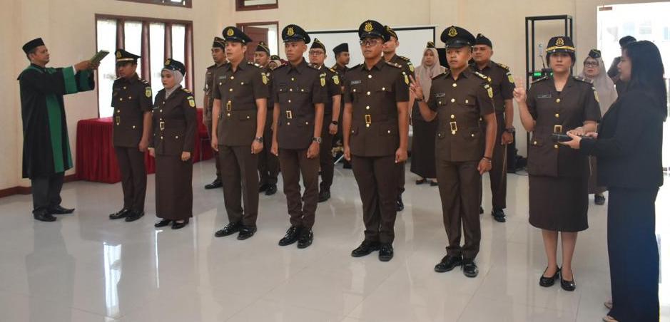 Kajari Bireuen Munawal Hadi SH MH melantik dan mengambil sumpah/janji tujuh PNS di lingkungan kerja Kejaksaan Negeri Bireuen, Senin, 19 Juni 2023