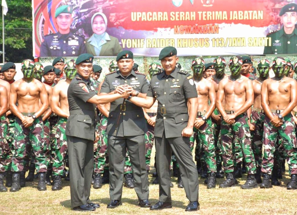 Bireuen -- Komandan Brigade Infanteri (Danbrigif) 25/Siwah Kolonel Inf Taufik Rizal memimpin upacara serah terima jabatan Danyonif Raider Khusus 113/Jaya Sakti (JS) yang dilaksanakan di lapangan hijau Mayonif RK 113/JS, Bireuen, Rabu (21/6/2023). Jabatan Danyonif RK 113/JS diserahterimakan dari Letkol Inf Sapto Broto kepada pejabat baru Mayor Inf Dobby Noviyanto S. Mayor Inf Dobby Noviyanto S sebelumnya menjabat Kepala Seksi Perencanaan (Kasi Ren) Korem 011/Lilawangsa. Dalam sambutannya, Danbrigif 25/Siwah Kolonel Inf Taufik Rizal mengatakan, pergantian jabatan merupakan penyegaran baru bagi satuan dalam rangka pembinaan personel maupun pembinaan Karier dan pembinaan satuan yang bertujuan untuk meningkatkan kualitas kinerja dan produktivitas satuan serta pengembangan karier Perwira yang bersangkutan. Danbrigif 25/Siwah juga mengucapkan terima kasih kepada Letkol Inf Sapro Broto atas dedikasi dan pengabdian selama menjabat dan mengarahkan seluruh prajurit Yonif RK 113/JS. Batalyon Infanteri Raider Khusus 113/Jaya Sakti (atau Yonif RK 113/Jaya Sakti) adalah batalyon infanteri berkualifikasi Raider Khusus di bawah Brigif 25/Siwah. Sebelumnya dibawah kendali (Korem 011/Lilawangsa). Yonif Raider 113/Jaya Sakti bermarkas di Jln. Bireuen-Takengon Km 7, Kecamatan Juli, Kabupaten Bireuen. (IA)