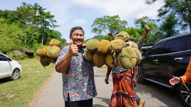 Direktur Jenderal Hortikultura Prihasto Setyanto mengunjungi dua kabupaten besar di Aceh, Jum'at (23/6). Kunjungan dilakukan untuk melihat perkembangan durian lokal yang disebut istimewa di Aceh Jaya dan Aceh Besar