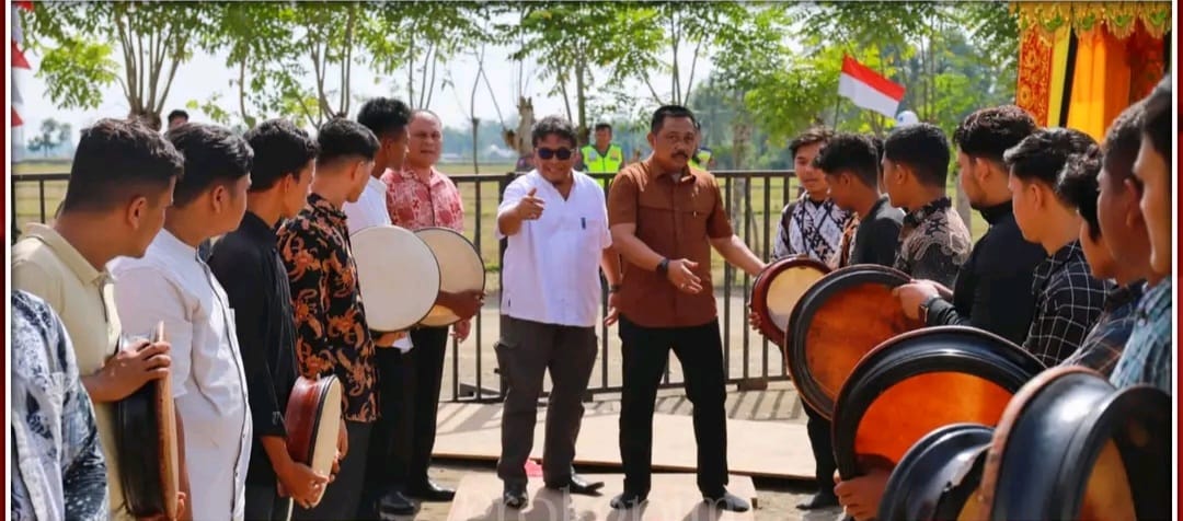 Pj Bupati Pidie Wahyudi Adisiswanto saat meninjau persiapan menyambut kedatangan Presiden Joko Widodo di Rumoh Geudong, Senin (26/6)