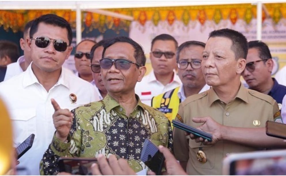 Menko Polhukam Mahfud MD didampingi Pj Gubernur Aceh Achmad Marzuki meninjau lokasi peluncuran program pelaksanaan rekomendasi penyelesaian Non Yudisial Pelanggaran HAM Berat di Rumoh Geudong, Gampong Bilie Aron, Kecamatan Glumpang Tiga, Pidie, Senin (26/6)