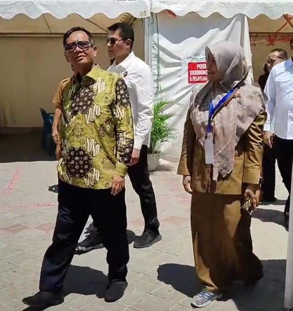 Menko Polhukam Mahfud MD (berbaju batik) saat mengunjungi lokasi kick off Pelaksanaan Rekomendasi Penyelesaian Non Yudisial Pelanggaran HAM masa lalu di Rumoh Geudong. Pidie, Selasa (26/6)