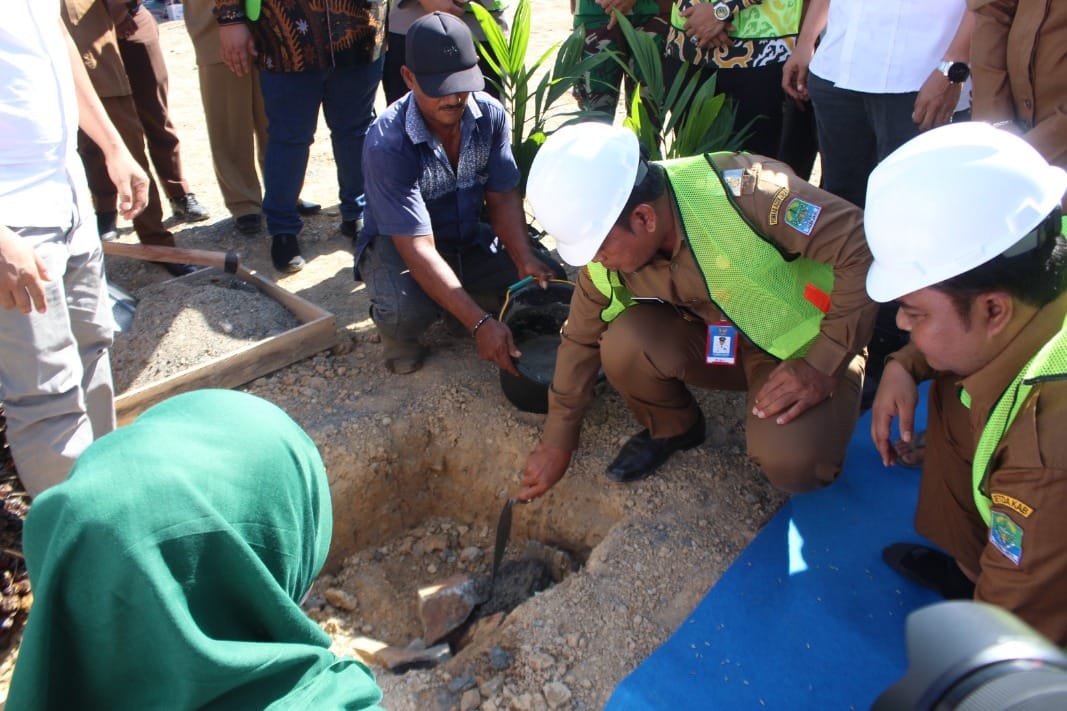 Pj Bupati Aceh Jaya Nurdin melakukan peletakan batu pertama pembangunan Pabrik Kelapa Sawit di Kecamatan Darul Hikmah, Selasa (26/6)