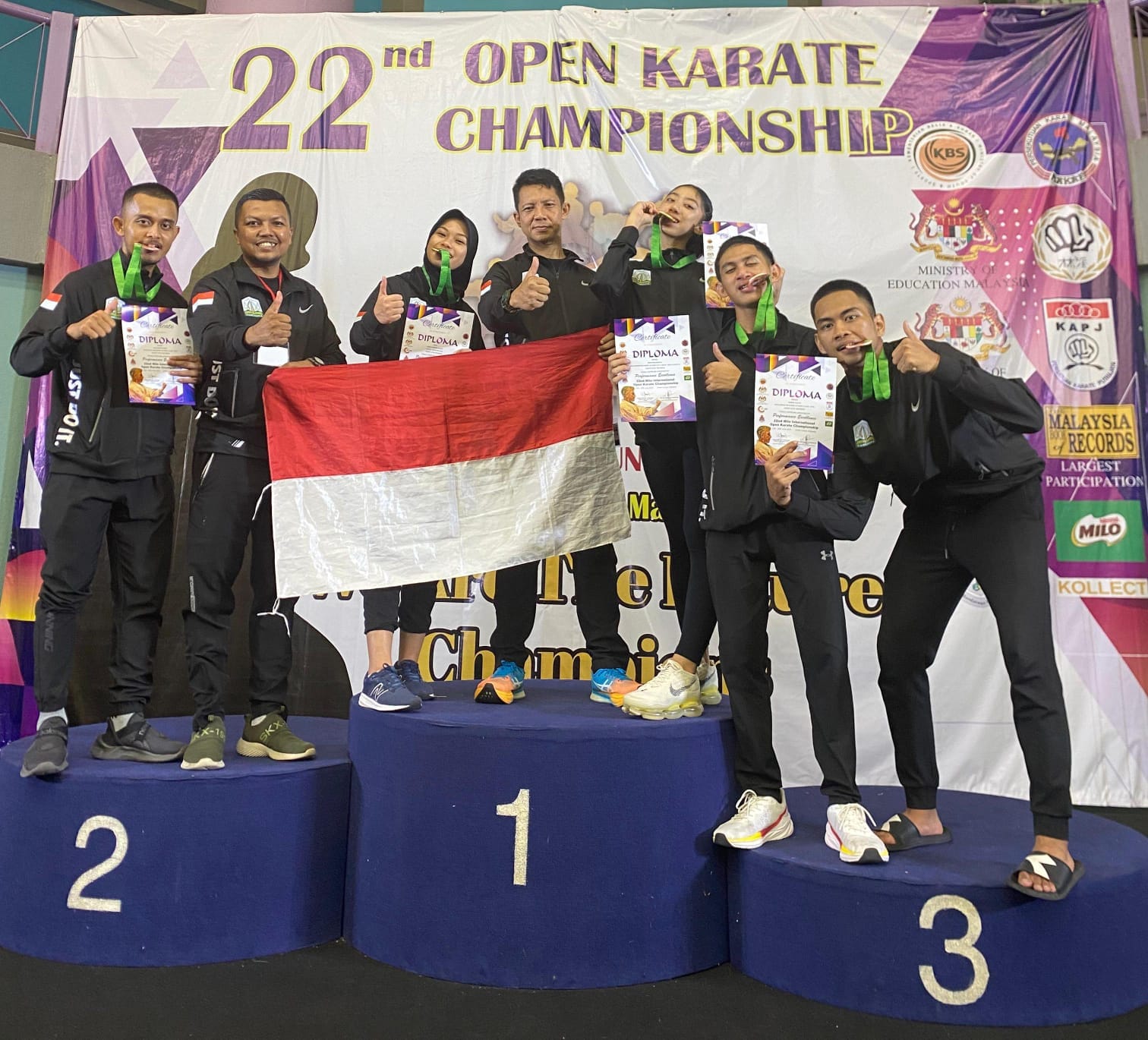 Foto bersama atlet dan pelatih Tim Karate Aceh usai pengalungan medali pada Kejuaraan Internasional Milo Open Championship Malaysia 2023