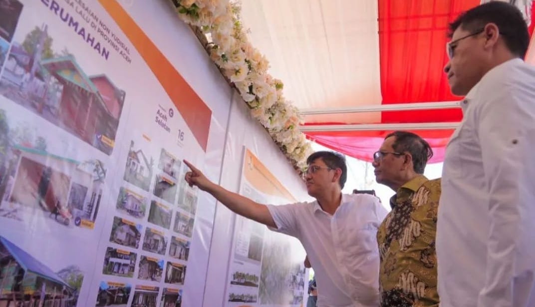 Menko Polhukam Mahfud MD meninjau lokasi Peluncuran Program Pelaksanaan Rekomendasi Penyelesaian non Yudisial Pelanggaran HAM Berat di Aceh, di Rumoh Geudong, Gampong Bili Aron, Pidie, Senin (26/6)