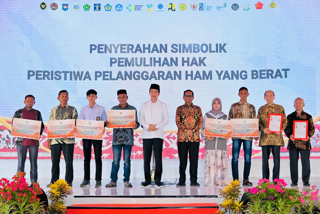 Presiden Joko Widodo menyerahkan secara simbolis hak korban pelanggaran HAM berat di Aceh, yang berlangsung di Rumoh Geudong, Kabupaten Pidie, Aceh pada Selasa, 27 Juni 2023