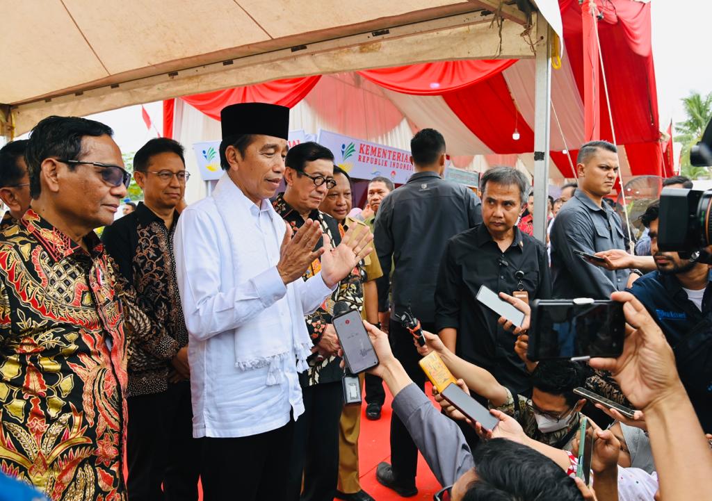 Presiden Jokowi memberikan keterangan pers usai meluncurkan program Pelaksanaan Rekomendasi Nonyudisial Pelanggaran HAM Berat di Indonesia, di Rumoh Geudong, Kabupaten Pidie, Selasa (27/6). Foto: BPMI Setpres