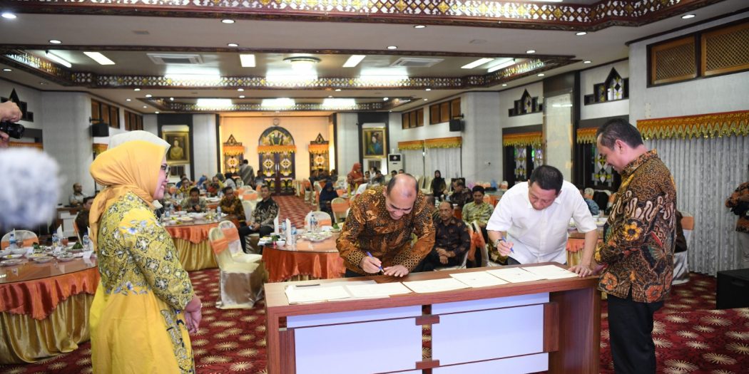 Pj Gubernur Aceh Achmad Marzuki menandatangani nota kesepakatan Pemerintah Aceh dengan para Direktur dari 10 Rumah Sakit vertikal Kemenkes bersama Pengampuan Layanan Prioritas Tahun 2023 di Restoran Meuligoe Gubernur Aceh, Selasa (27/6)