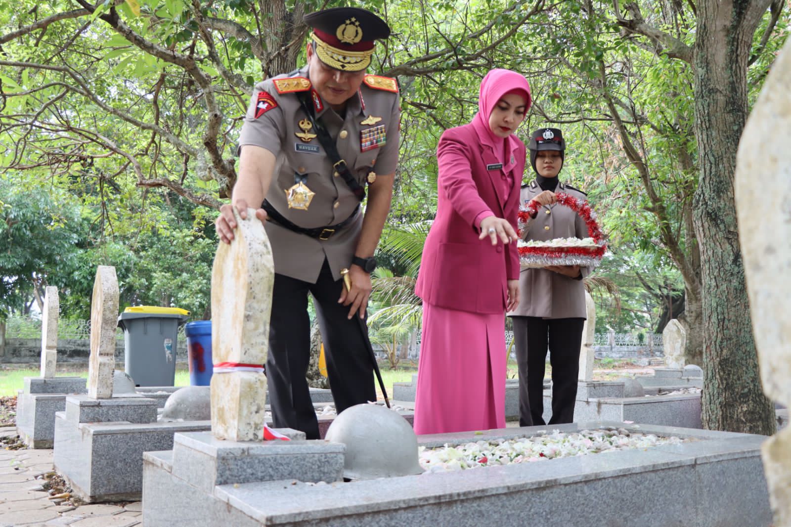 Kapolda Aceh Irjen Pol Ahmad Haydar menabur bunga saat upacara ziarah dalam rangka Hari Bhayangkara ke-77 yang digelar di TMP Banda Aceh, Rabu (28/6)