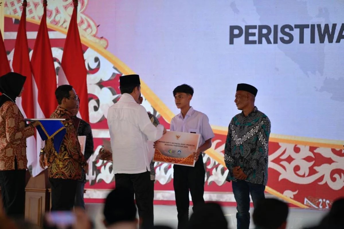 Presiden Jokowi saat menyerahkan beasiswa pendidikan untuk anak korban pelanggaran HAM berat di Kabupaten Pidie, Aceh. Foto: Kemendikbudristek