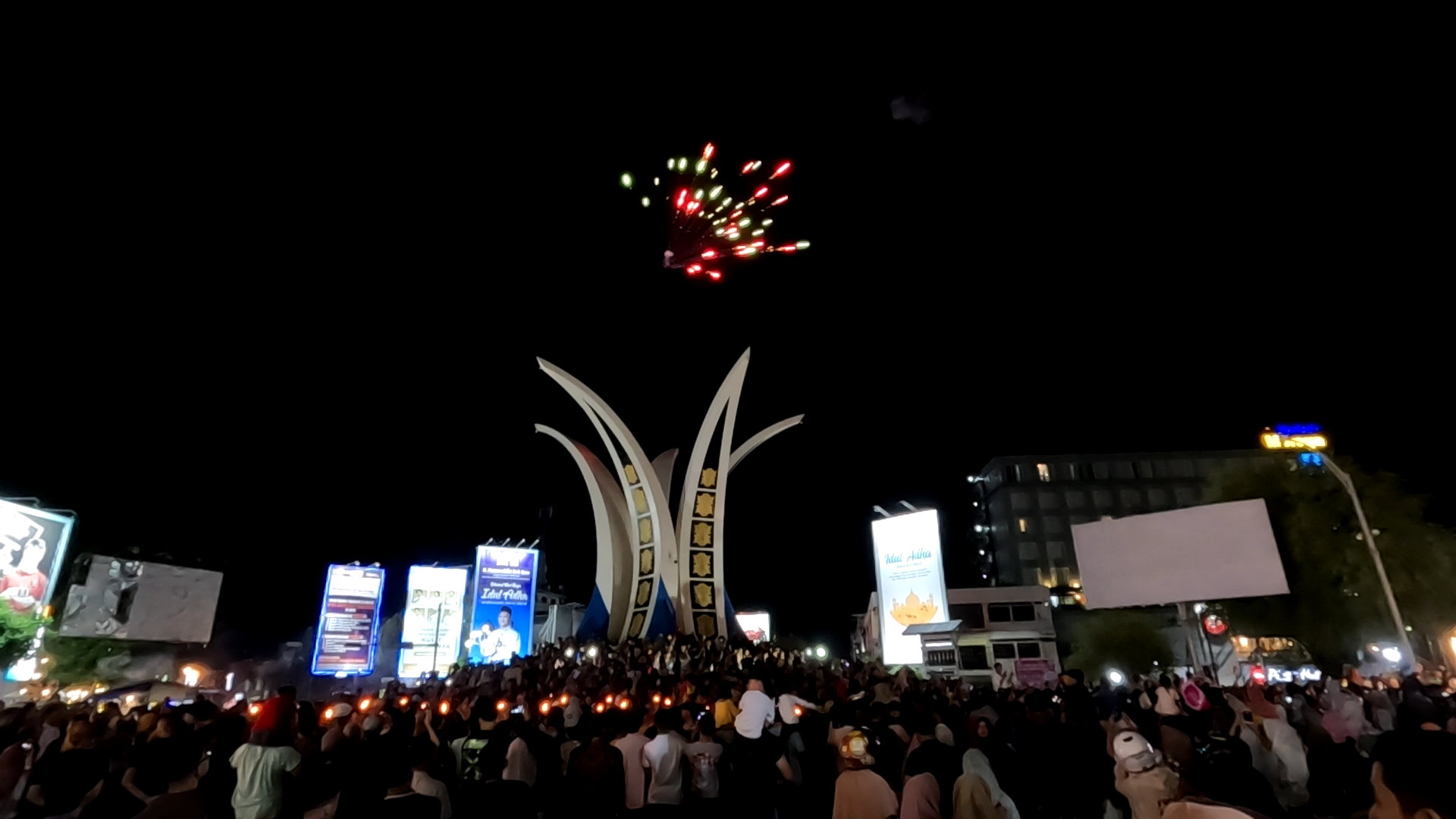 Suasana malam Idul Adha 1444 Hijriah, warga memadati Simpang Lima Banda Aceh, Rabu malam (28/6)